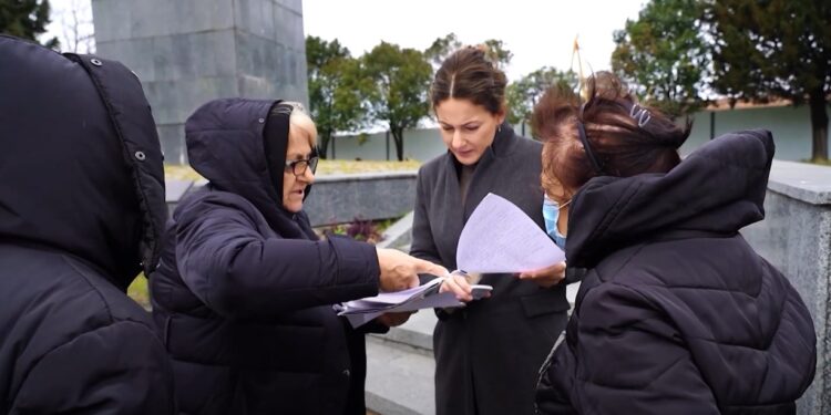 პარტია „მოქალაქეეები“ ლანჩხუთში საპენსიო სესხებით დაზარალებულ მოქალაქეებს შეხვდნენ