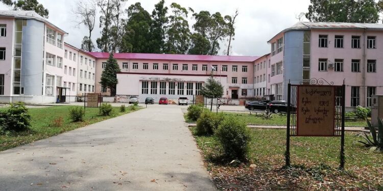 დაბა ჩაქვის პირველ საჯარო სკოლაში სამართალდამცავები არიან მობილიზებული