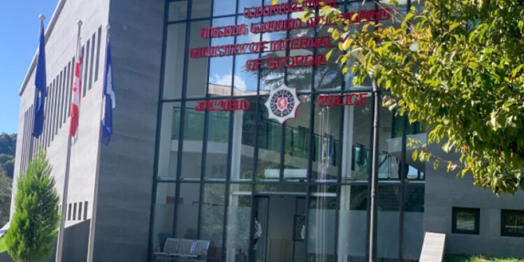 გავრცელებული ინფორმაციით, წალენჯიხის მერიის თანამშრომელმა ორი ადამიანი დაჭრა