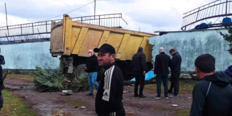 სატვირთო სტადიონის კედელს შეეჯახა, დაიღუპა მძღოლი – ავტოსაგზაო შემთხვევა სამეგრელოში