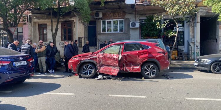 ბათუმში ერთმანეთს 7 ავტომობილი შეეჯახა