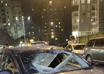 ბათუმში, კორპუსიდან ჩამოვარდნილი ბეტონი მანქანას დაეცა