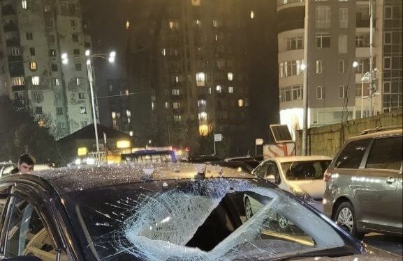 ბათუმში, კორპუსიდან ჩამოვარდნილი ბეტონი მანქანას დაეცა