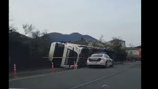 ვიდეო – ლანჩხუთში ტრაილერი გადატრიალდა