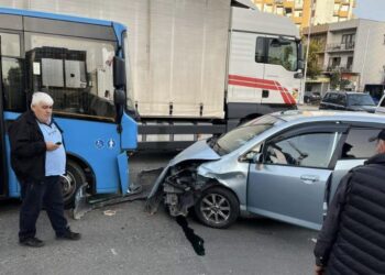 ბათუმში ერთმანეთს მსუბუქი ავტომობილი და ავტობუსი შეეჯახა