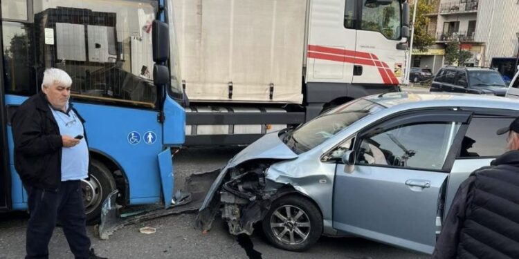 ბათუმში ერთმანეთს მსუბუქი ავტომობილი და ავტობუსი შეეჯახა