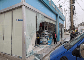 რუსთავში, აფთიაქში ავტომობილი შევარდა