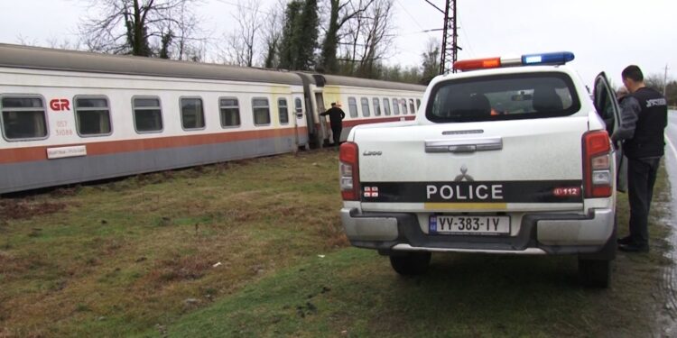 ვიდეო – ოზურგეთი-თბილისის მატარებელი ლიანდაგიდან გადავარდა