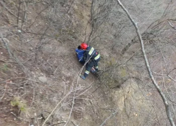 მაშველებმა მოზარდი ხევიდან, 25 მეტრის სიღრმიდან უვნებლად გამოიყვანეს