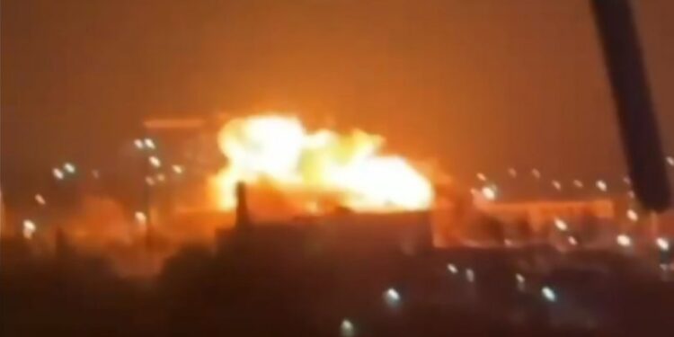 უკრაინის თავდაცვის ძალებმა ოკუპირებულ სევასტოპოლში რუსულ სადესანტო გემებს დაარტყეს