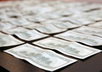 დიდი ოდენობით ყალბი კუპიურების შენახვა-გასაღებაზე 2 ადამიანი დააკავეს