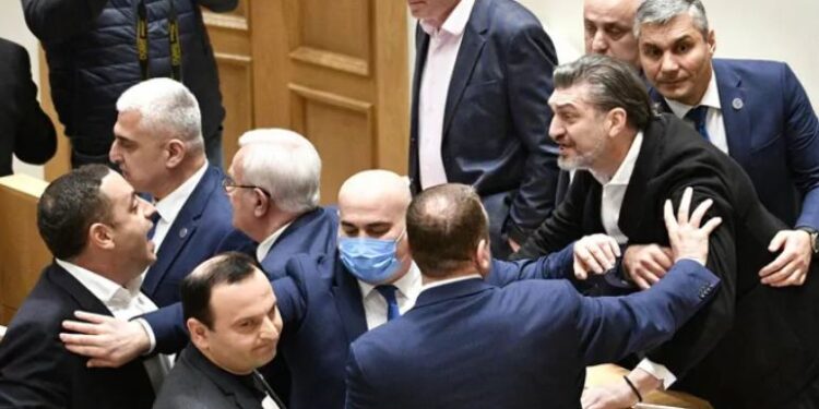 „უნდა გაგხიოს ცემით კაცმა, შე არაკაცო..” – დაპირისპირება პარლამენტში ყაველაშვილსა და ვაშაძეს შორის