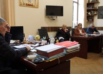 ვიდეო – ოზურგეთის სახელმწიფო თეატრის სამხატვრო ხელმძღვანელმა პრესკონფერენცია ბათუმში ოზურგეთის დასის გასტროლს მიუძღვნა