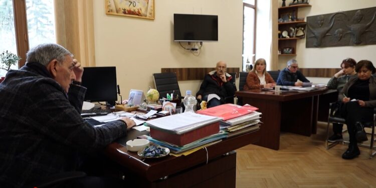 ვიდეო – ოზურგეთის სახელმწიფო თეატრის სამხატვრო ხელმძღვანელმა პრესკონფერენცია ბათუმში ოზურგეთის დასის გასტროლს მიუძღვნა