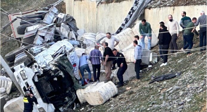 სატვირთო ხრამში გადავარდა – ავტოსაგზაო შემთხვევა სურამში