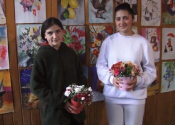 ელენე და ანი მუჯირების პირველი პერსონალური გამოფენა ოზურგეთის სამხატვრო სკოლაში