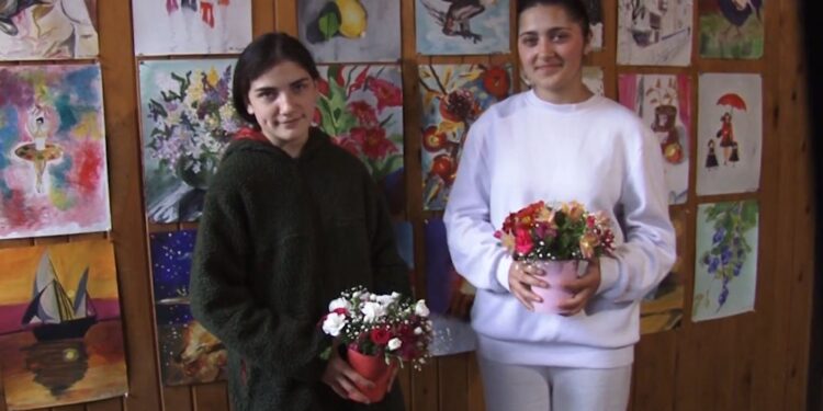 ელენე და ანი მუჯირების პირველი პერსონალური გამოფენა ოზურგეთის სამხატვრო სკოლაში