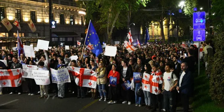 აქციის – „არა რუსულ კანონს“ მონაწილეები მსვლელობით უზენაეს სასამართლოსთან მივიდნენ