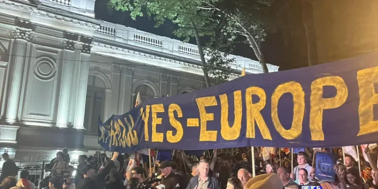 აქციის მონაწილეებმა პარლამენტს “ცოცხალი ჯაჭვი” შემოარტყეს