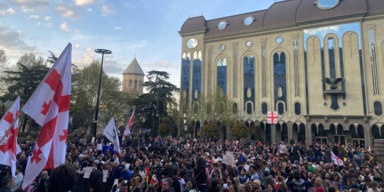 პარლამენტთან აქცია “კი ევროპას! არა რუსულ კანონს!“ მიმდინარეობს
