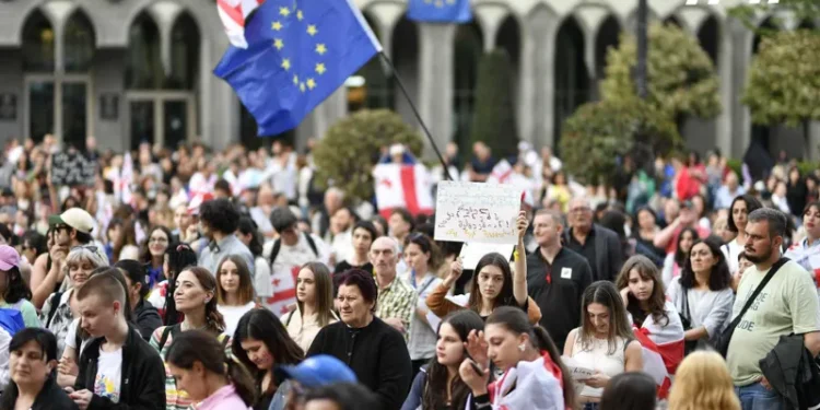 პარლამენტთან აქცია სახელწოდებით „არა რუსულ კანონს” მიმდინარეობს