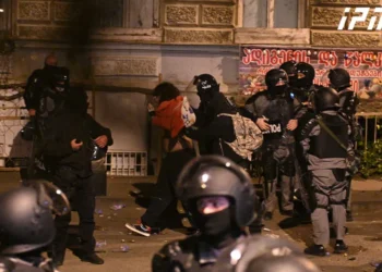 პარლამენტთან აქციის მონაწილეებსა და პოლიციას შორის დაპირისპირებაა – პოლიციამ ტერიტორიიდან რამდენიმე პირი გაიყვანა