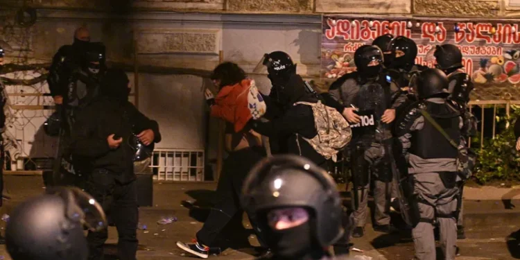 პარლამენტთან აქციის მონაწილეებსა და პოლიციას შორის დაპირისპირებაა – პოლიციამ ტერიტორიიდან რამდენიმე პირი გაიყვანა