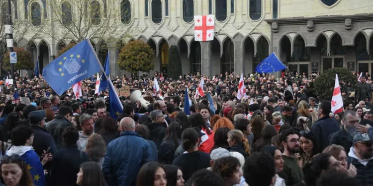 „თავისუფლების მარშის” მონაწილეები პარლამენტთან მივიდნენ