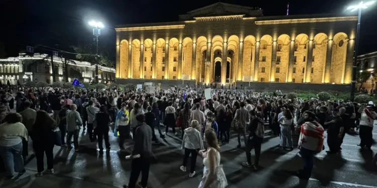 პარლამენტთან “უცხოური გავლენის გამჭვირვალობის შესახებ” კანონპროექტის წინააღმდეგ პროტესტი გრძელდება – გადაკეტილია რუსთაველის გამზირი