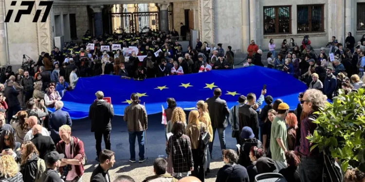 პარლამენტის უკანა შესასვლელთან, საპროტესტო აქციაზე ევროკავშირის დროშა გაშალეს