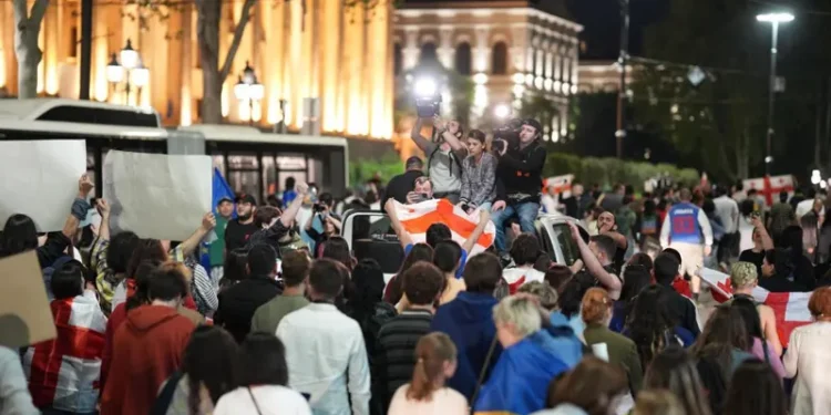 აქციის მონაწილეები მსვლელობით პარლამენტთან დაბრუნდნენ – რუსთაველის გამზირი კვლავ გადაკეტილია