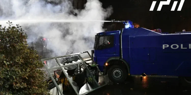 პოლიციამ აქციის მონაწილეების დასაშლელად წყლის ჭავლი გამოიყენა
