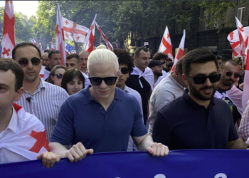 „ქართული ოცნების“ მხარდამჭერთა მსვლელობაში ცოტნე ივანიშვილი მონაწილეობს