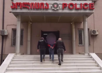 ბათუმში 2 პირი დააკავეს, რომლებმაც კაფე-ბარის სტუმარ უცხო ქვეყნის მოქალაქეებს შეუსაბამოდ დიდი თანხა – 267 000 თურქული ლირა და 5 700 ლარი გამოსძალეს