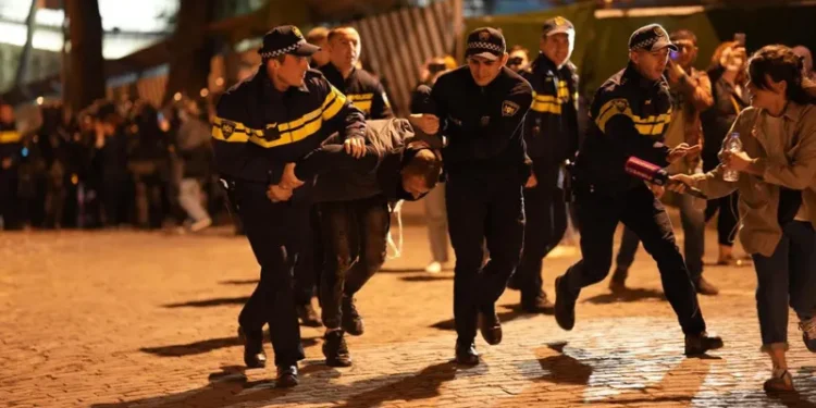 პარლამენტის მიმდებარედ აქციაზე ვითარება კვლავ დაიძაბა – პოლიციამ აქციის კიდევ რამდენიმე მონაწილე დააკავა