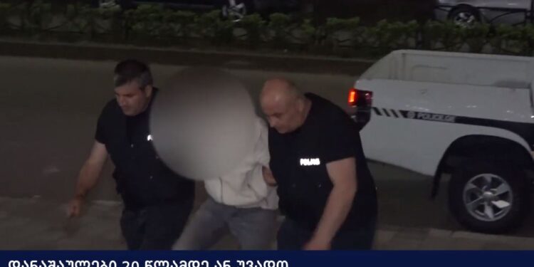 ვიდეო – ოზურგეთში 42 წლის მამაკაცი ნარკოტიკებისა და იარაღის შენახვის გამო დააკავეს