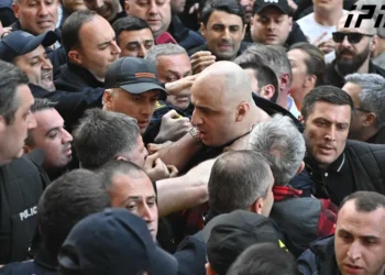 თბილისში, ჭიჭინაძის ქუჩაზე პოლიციასა და აქციის მონაწილეებს შორის დაპირისპირებაა