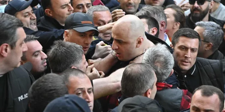 თბილისში, ჭიჭინაძის ქუჩაზე პოლიციასა და აქციის მონაწილეებს შორის დაპირისპირებაა