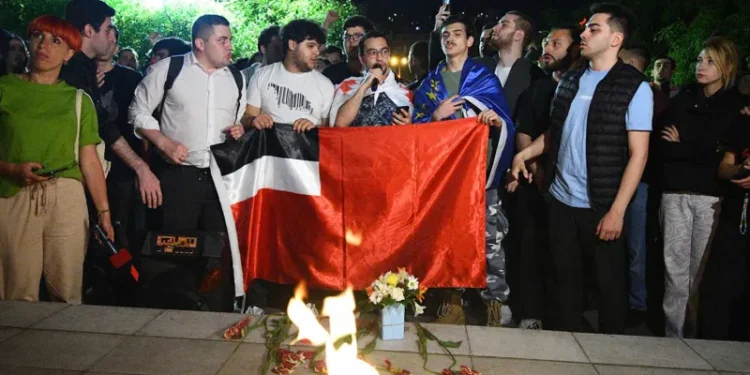 ე.წ. „რუსული კანონის” საწინააღმდეგო აქციის მონაწილეები – გმირთა მოედანზე მოვედით, რათა დავდოთ ფიცი, რომ ამ კანონს ვერ მიიღებენ