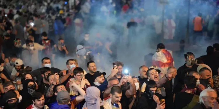 პოლიციამ პარლამენტთან ცრემლსადენი გაზი გაუშვა – სავარაუდოდ, მოხდა რეზინის ტყვიების გამოყენებაც