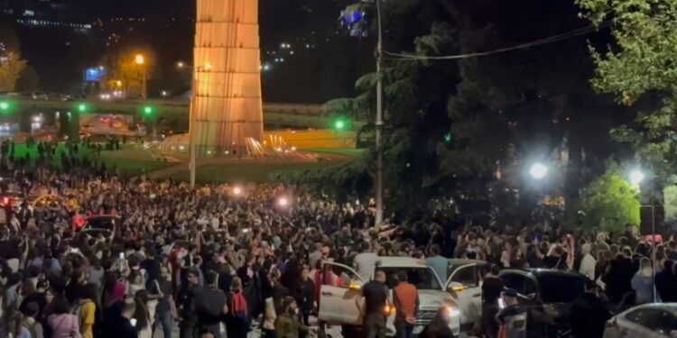 ახალგაზრდული მარშის მონაწილეები გმირთა მოედანზე მივიდნენ – ტერიტორია სრულად გადაიკეტა