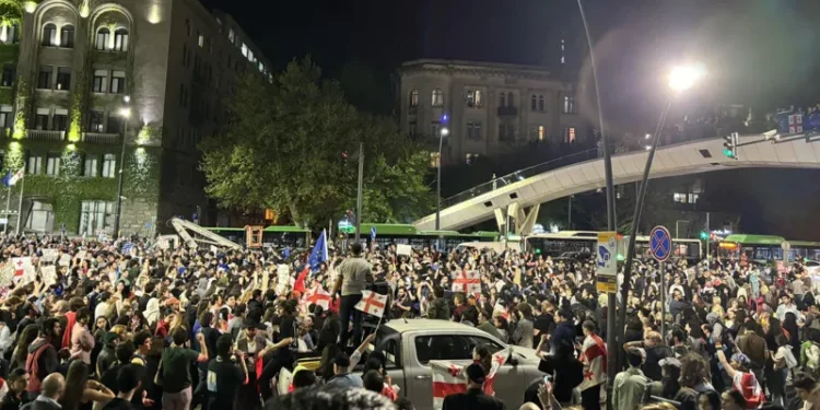 „უცხოური გავლენის გამჭვირვალობის შესახებ“ კანონპროექტის საწინააღმდეგო აქციის მონაწილეებმა იუსტიციის სახლთან გზის სავალი ნაწილი გადაკეტეს