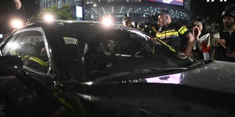 დეპუტატ დავით კაჭარავასა და აქციის მონაწილეებს შორის სიტყვიერი დაპირისპირება იყო