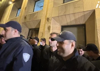 აქციის მონაწილეებმა მთავრობის ადმინისტრაციის შენობას კვერცხები ესროლეს