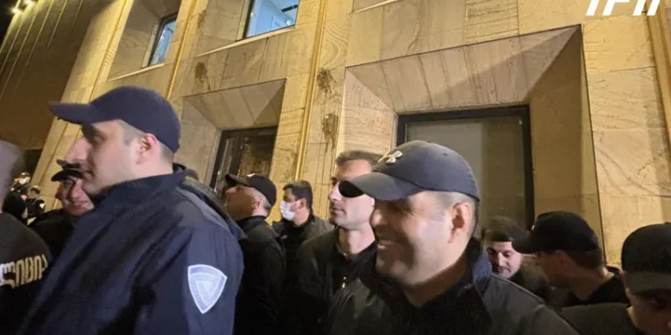 აქციის მონაწილეებმა მთავრობის ადმინისტრაციის შენობას კვერცხები ესროლეს