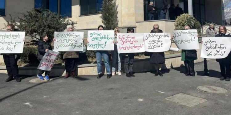 ონკოპაციენტები მთავრობის ადმინისტრაციასთან უწყვეტ 24-საათიან საპროტესტო აქციას იწყებენ