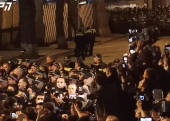 პარლამენტთან მიმდინარე აქციაზე ვითარება დაძაბულია – სამართალდამცველებმა აქციის მონაწილეების დაკავება დაიწყო