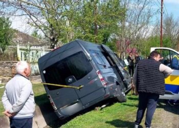 მიკროავტობუსი, რომელსაც ტურისტები გადაჰყავდა, არხში ჩავარდა – არიან დაშავებულები