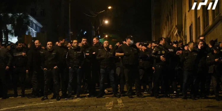 აქციის მონაწილეები ცდილობენ პარლამენტის შენობას მსვლელობით წრე მოარტყან, რის საშუალებასაც სამართალდამცველები არ აძლევს