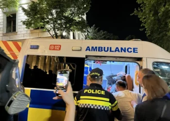 ე.წ. წიწაკის სპრეის გაშვების შედეგად დაშავებულ აქციის მონაწილეებს პირველად დახმარებას უწევენ